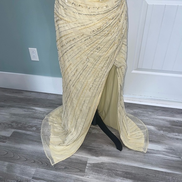 NEW Mac Duggal Beaded sleeveless faux wrap gown in buttercream size 12 - Picture 12 of 16